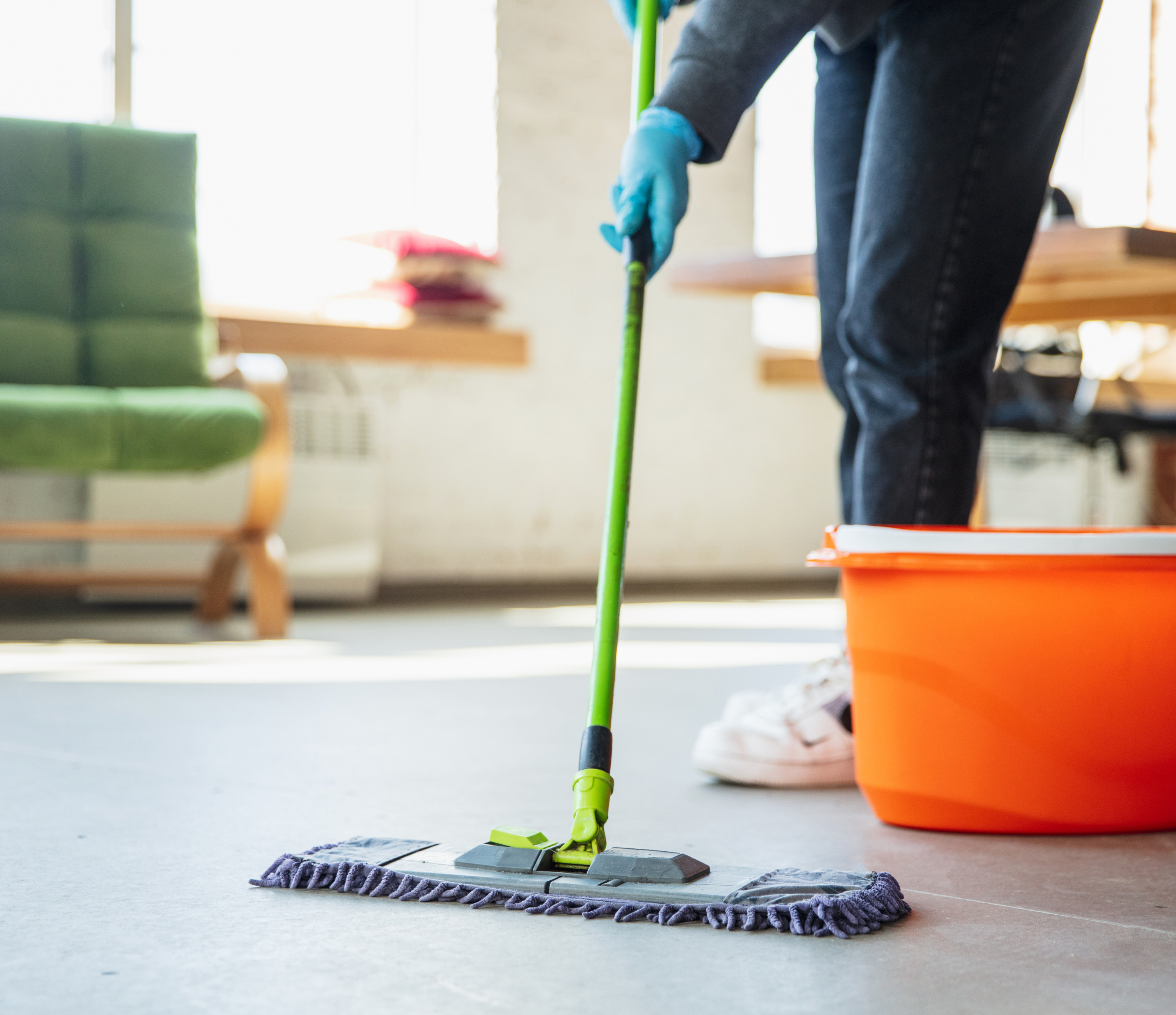 Cleaning the premises during the fight against lice